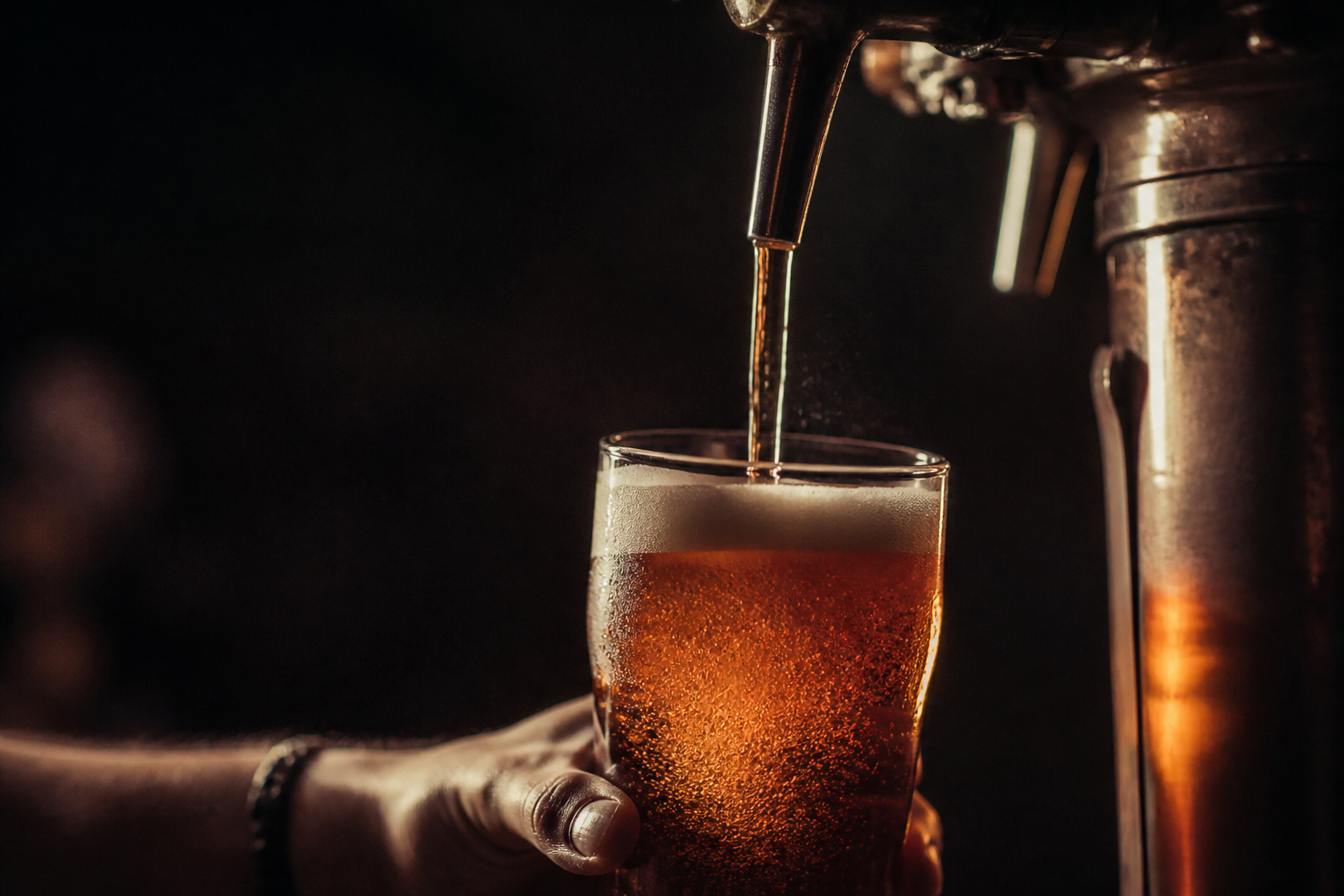 Birra ambrata versata da una spina in una scena dimostrativa